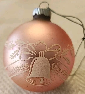 Vintage MCM "Weihnachtsgrüße" schablonierter rosa Glas Weihnachtsschmuck - Bild 1 von 6