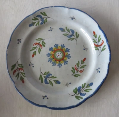 Belle assiette ancienne ,Luneville  aux feuilles bord bleu ; XVIII eme;  XIX eme - Photo 1/4