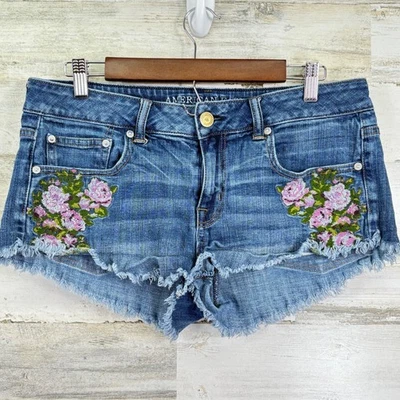 Pantalones Cortos de Jean American Eagle Denim Talla 8 Floral Bordado Dobladillo Deshilachado 2" Entrepierna Foto 1 de 4