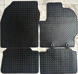 Alfombrillas de goma a medida para Toyota Yaris Hybrid & Cross 2020+ de alta resistencia - Imagen 1 de 3
