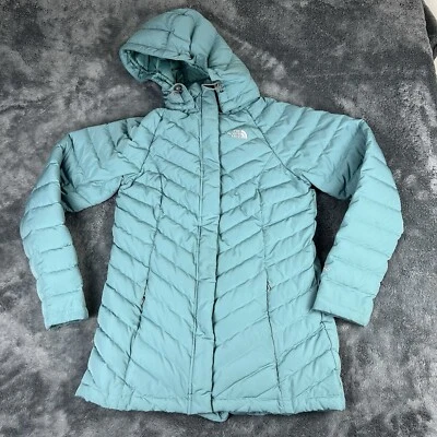 Chaqueta de plumón para mujer The North Face 550 acolchada con capucha cremallera completa logotipo verde azulado pequeña Foto 1 de 4