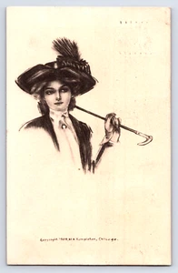 1910 Hübsche Dame mit Stock Künstler antike Postkarte Mode Hut - Bild 1 von 2