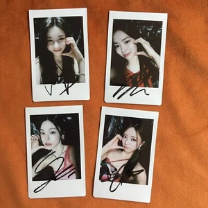 ITZY Autografato Firmato GRUPPO Polaroid K-POP COLLECTION Limited 2024B - Foto 1 di 9