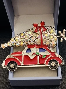 Broche/alfiler festivo con coche de conducción de gatitos y árbol de Navidad brillante en la parte superior  - Imagen 1 de 6