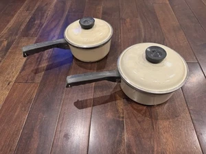 2 Pots with Lids Vintage Club Aluminum Sauce Pans White Ivory Enamel - Picture 1 of 7