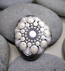 Mandala Stein, weiß, creme, Glücksbringer, Deko, Naturstein Bodensee, Unikat - Bild 1 von 10