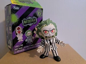 Funko Mystery Minis Beetlejuice Striped Suit Vinyl Figur - Beetlejuice - Bild 1 von 7