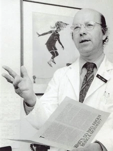 1973 Drahtfoto Kinderpsychologe Dr. Lee Salk in seinem Krankenhausbüro in New York - Bild 1 von 2