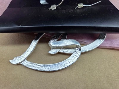 Pendientes colgantes corazón abstracto tono plata negro Foto 1 de 4