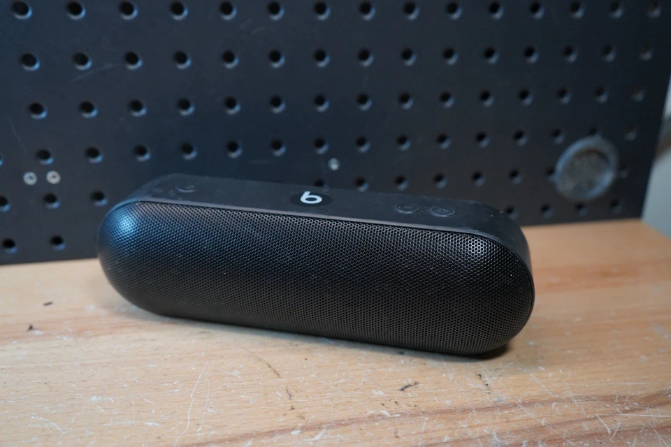 (B) Alto-falante portátil Beats Pill+ sem fio preto Bluetooth modelo A1680 preto - Imagem 1 de 4