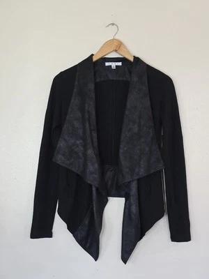 Chaqueta cárdigan CAbi negra drapeada Moto imitación cuero detalles para mujer XS Foto 1 de 4
