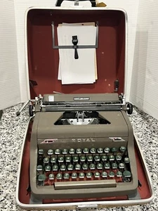 1950s VINTAGE ROYAL QUIET DELUXE PORTABLE TYPEWRITER IN TWEED CASE - GREEN KEYS - Picture 1 of 8