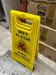 Insegna Mojado Pavimento Bagnato/Piso Doppio Lato Giallo Rubbermaid - Foto 1 di 5