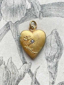 Charmant pendentif en forme de Coeur à décor de fleurs en Métal doré - Bild 1 von 3
