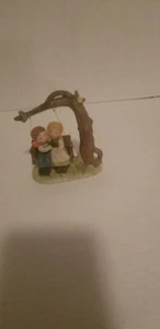 Vintage Enesco Porzellan Junge und Mädchen küssen sich auf Baum Schaukel Figur Vogel - Bild 1 von 4