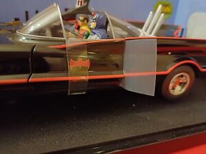 Hot Wheels 1:18 Classic Batman TV Series Batmobile + Helden "Batman & Robin"