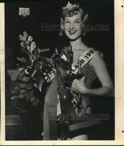 1963 Press Photo Miss National Press Photographer title winner, Karen Marney.