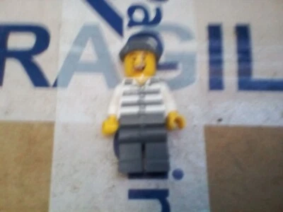 Lego Mini Figura Niño Prisionero con Sombrero Gris Foto 1 de 3
