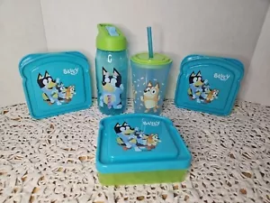Nuovo HTF Bluey Plasticware bottiglia d'acqua/tazza/3 panini snack custode set pranzo - Foto 1 di 7