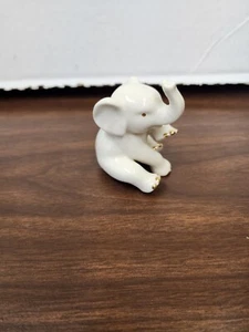 Lenox sitzendes Baby Elefant Figur mit 24K Goldrand (1990er Vintage erhöhter Rüssel) - Bild 1 von 7