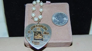 COLGANTE MISSOURI EN FORMA DE CORAZÓN TONO PLATA Y ORO - Imagen 1 de 4