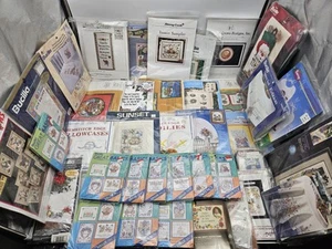 ENORME LOTTO 40+ KIT VINTAGE PUNTO CROCE E ARTIGIANATO DIMENSIONI BUCILLA JANLYNN - Foto 1 di 13
