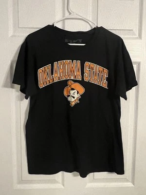Camiseta The Victory Talla Grande Oklahoma State Negra y Naranja con Gráfico de Mascota  Foto 1 de 4