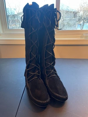 Bota Chinelo Minnetonka Preta Camurça Franjas - Feminina Tamanho 8.5 - Imagem 1 de 4