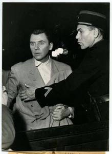 Gerechtigkeit und Kino. Schauspieler Roger Duchesne im Sitzen gerichtet. 1951. - Bild 1 von 2
