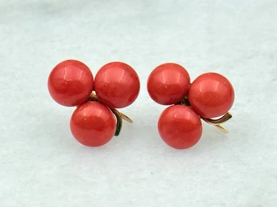Pendientes de trébol antiguos de oro amarillo de 14k de coral mediterráneo rojo atornillado Foto 1 de 3
