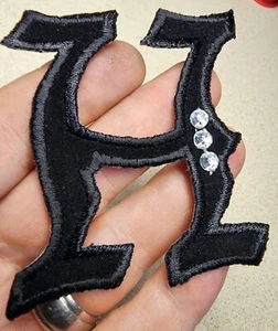 Gothic Schwarz Samt Buchstaben Patch mit Schmuck Kalan Bügelbild Initialen Auswahl A-Z Neu - Bild 1 von 24