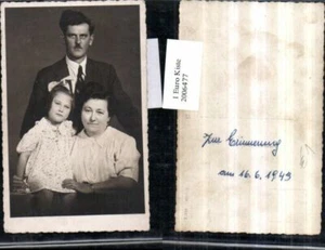 2006477,Foto AK Mann m. Krawatte u. Frau m. Kind Familie Portrait 1943 - Bild 1 von 1