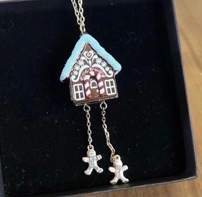 Colgante de casa de pan de jengibre Betsey Johnson Jingle Bell cadena de oro y perlas Foto 1 de 4