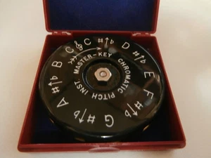 Chromatic Pitch Pipe Instrument The Master Key WM Kratt Co A-440 13 Keys C to C - Picture 1 of 4
