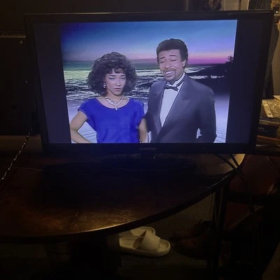 Samsung  19" LED TV  UN19F4000AF  HDMI Tested Works With Remote and stand - Image 1 of 4