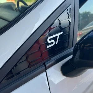 Mk8/8.5 Fiesta ST 4D Acryl Frontscheibeneinsätze (Paar) - weiß ST Logo - Bild 1 von 2
