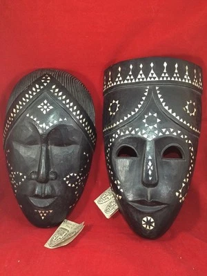 PAR DE MASCARILLAS ARTESANALES DE MADERA HECHAS EN INDONESIA Foto 1 de 4