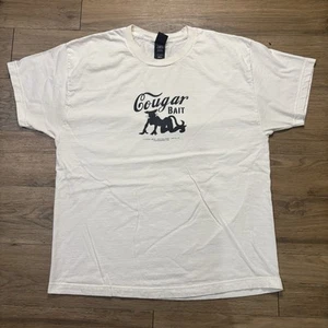 Camisa Y2K 2009 Cougar Bait Milf Hanes XL Camisas Blancas Para Pervertidos Lucio Lugar - Imagen 1 de 5