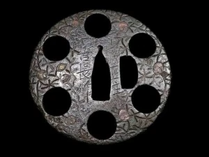 Caja de hierro Japón antigua era Edo firmada por yamashiro Ju Yoshinaga Tsuba  - Imagen 1 de 7