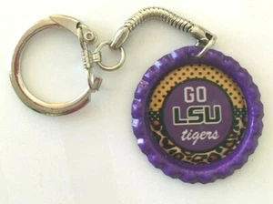 LSU "Go LSU Tigers" Kronkorken Schlüsselanhänger auf silberfarbenem Schlüsselring - Bild 1 von 1