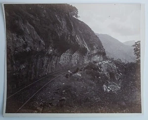 COLOMBO TO KANDY RAILWAY CEYLON SRI LANKA PEOPLE AT TRAIN TRACKS ANTIQUE PHOTO - Picture 1 of 2