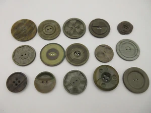 Menge 15 Vintage Knopf 1960er Kunststoff Jade grün geschnitzt 3/4" bis 1 1/4" 2-Loch flach - Bild 1 von 9