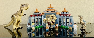 LEGO 76961 Visitor Center T-rex Raptor Attack With minifigures and dinosaurs - Image 1 of 4