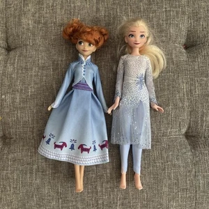 Disney Frozen Elsa Puppe Schimmerkleid und Anna Puppe ohne Schuhe - Bild 1 von 12