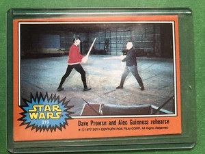 1977 Topps Star Wars #319 Dave Prowse and Alec Guinness rehearse - Picture 1 of 2