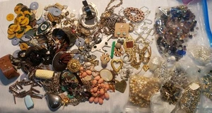 5 Pfund Schmuck Vintage Modern Trödel Handwerk Ernte Posten Mix 100er OHRRINGE Strass - Bild 1 von 16