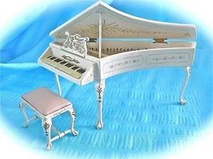 Puppenhaus Puppenhaus Miniatur VINTAGE BESPAQ WEISSER KLAVIERHOCKER BLUMENMUSTER - Bild 1 von 7