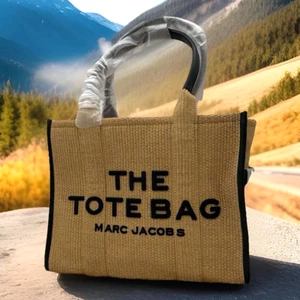 AUTÉNTICO NUEVO CON ETIQUETAS $595 Bolso de Mano Marc Jacobs The Woven Rafia Grande Logo Cremallera-Natural🌹NUEVO~ - Imagen 1 de 18