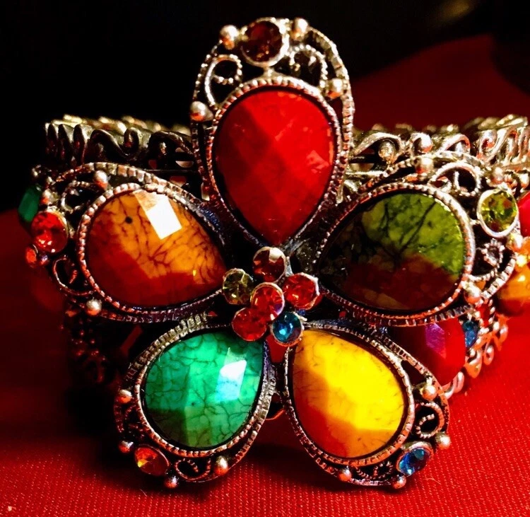 Brazalete de plata con piedras granate multicolores y pedrería Foto 1 de 4