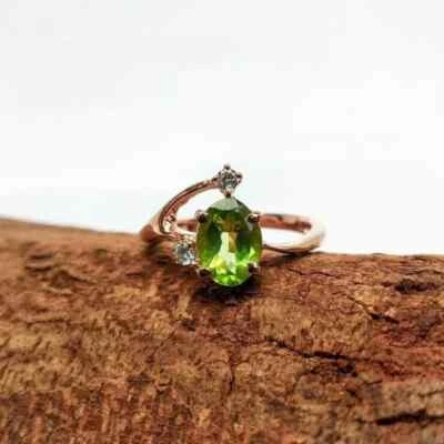 Anillo de boda para mujer de peridoto verde creado en laboratorio ovalado de 2 quilates enchapado en oro rosa de 14 quilates Foto 1 de 4